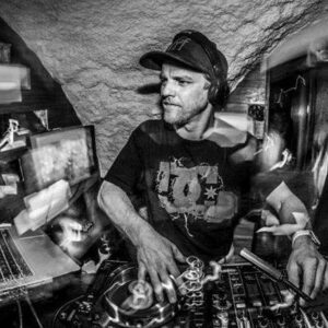 Meribel Live Music with DJ Danz, Sully's resident DJ during the 2022 winter season in Meribel